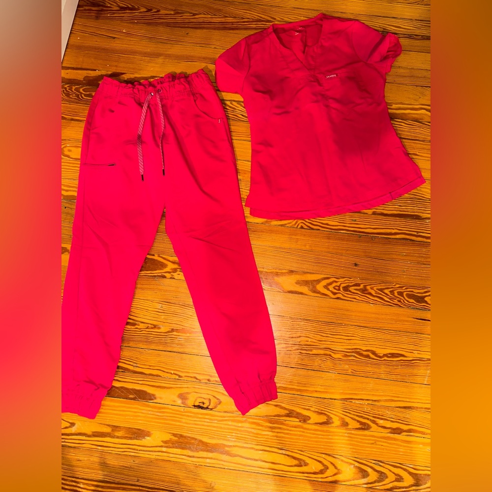 Jaanuu Scrub Set